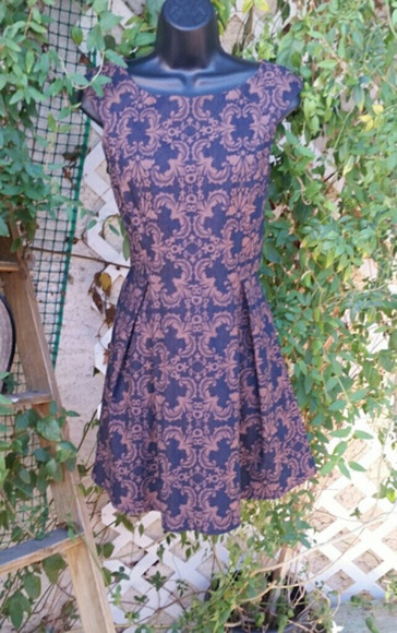 Beautiful Dress Under Skies - Picture 1 of 3